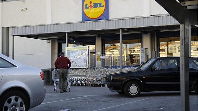 Atropella varias veces a su expareja en el aparcamiento de un supermercado