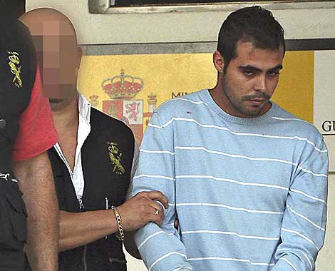 Agentes policiales trasladan a Diego, ahora en libertad sin cargos. | Efe