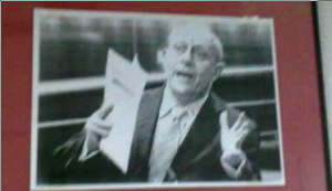 Un retrato de Wert tiroteado, colgado en un instituto